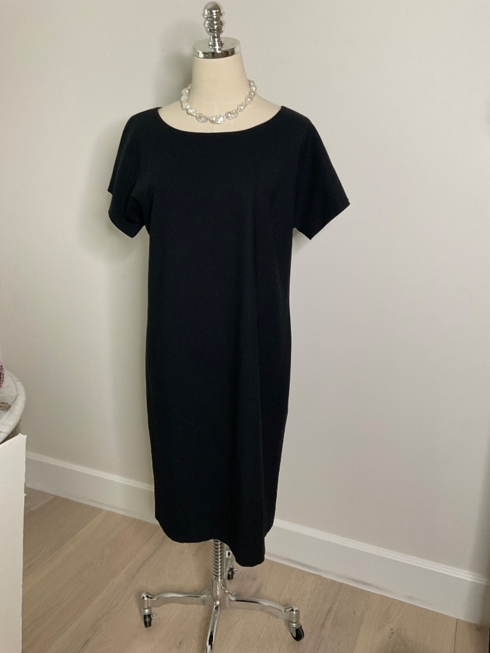 DKNY Donna Karan Size 8 Black Shift Dress Minimalist Boat Neck Short Sleeve